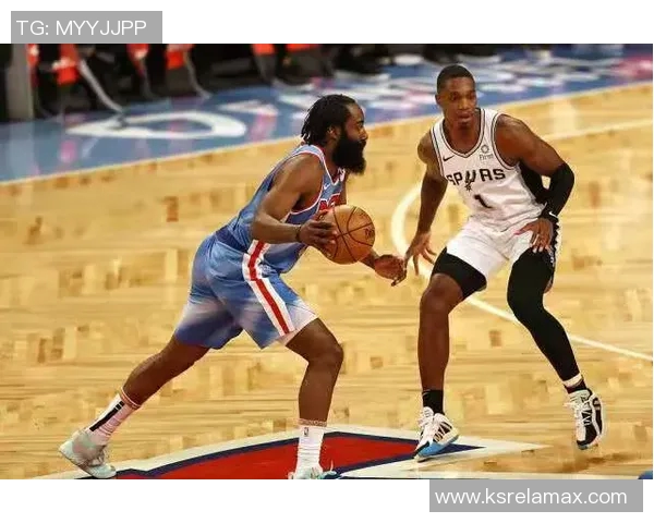 镜头捕捉：字母哥赛场小动作引发热议